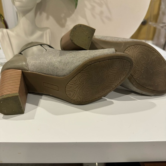 SoleSensitivity Sz 7 Sexy comfy heels, peep toe booties Stretch taupe material - Picture 4 of 4